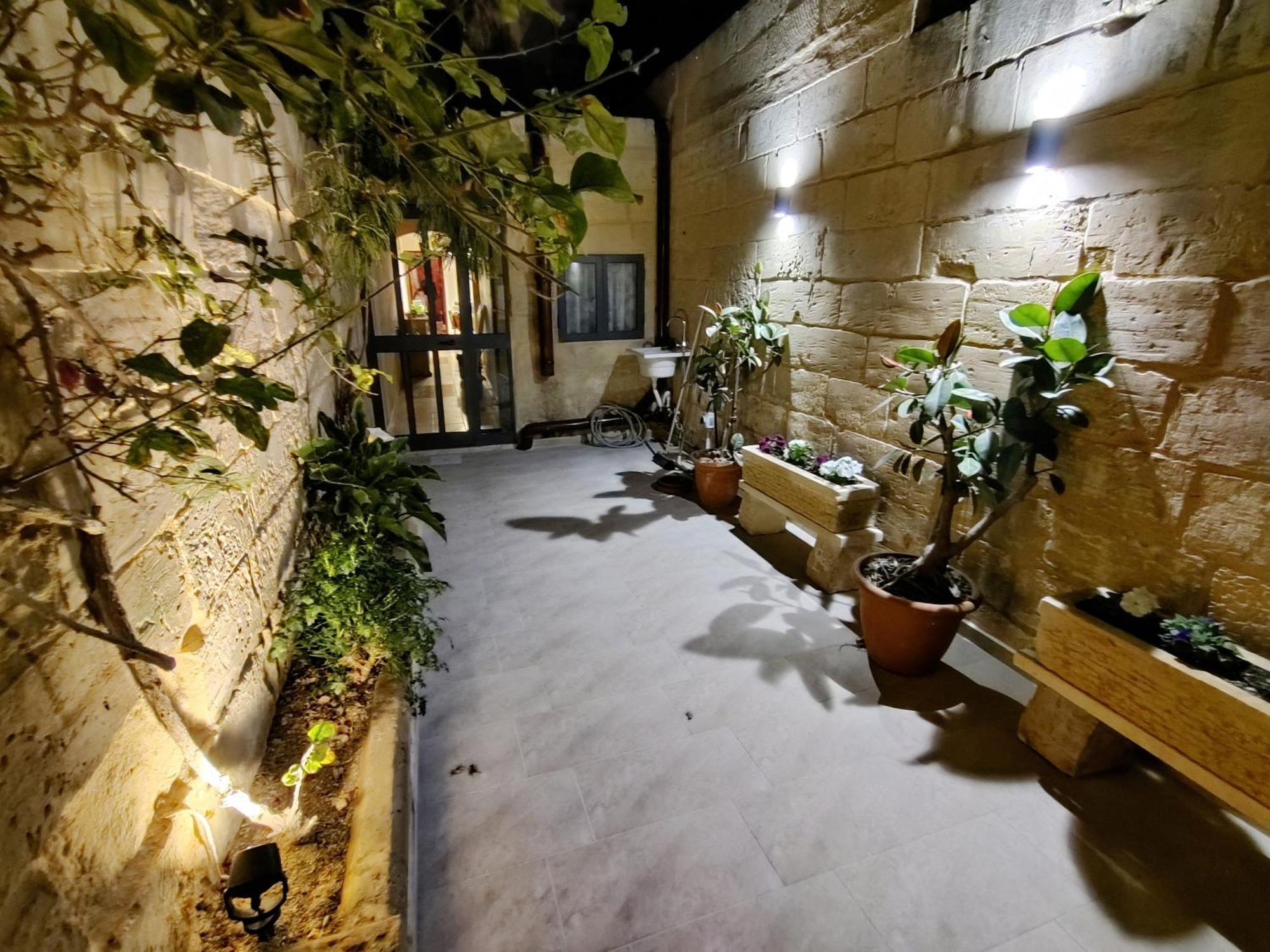 Peaceful Traditional Maltese Townhouse Luqa Esterno foto